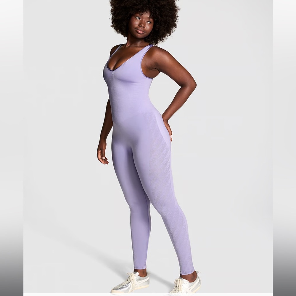 PINK
SATIN SEAMLESS PLUNGE‎ WORKOUT ONESIE